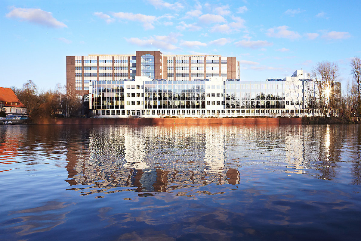 Gebäude mit Wasser im Vordergrund