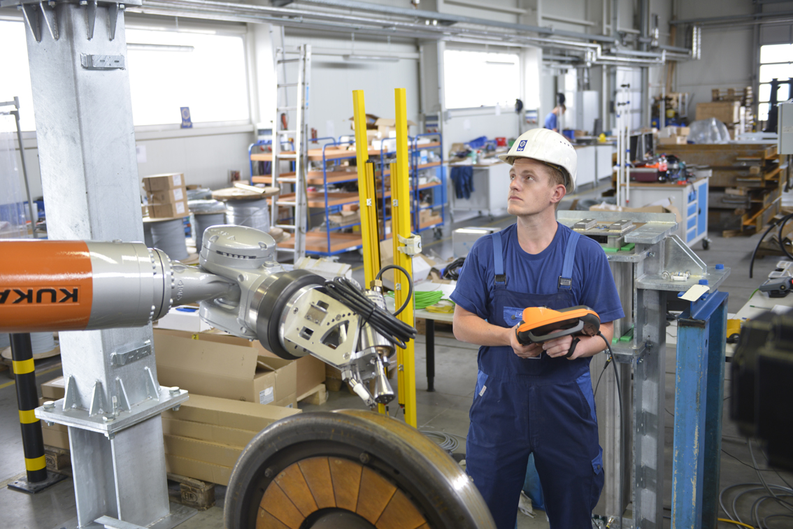 Ein Mann bedient eine Industriemaschine