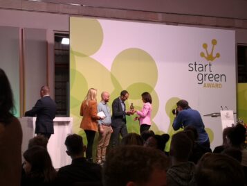 Das Bild zeigt die Verleihung des startgreen-Preises an sustainabill
