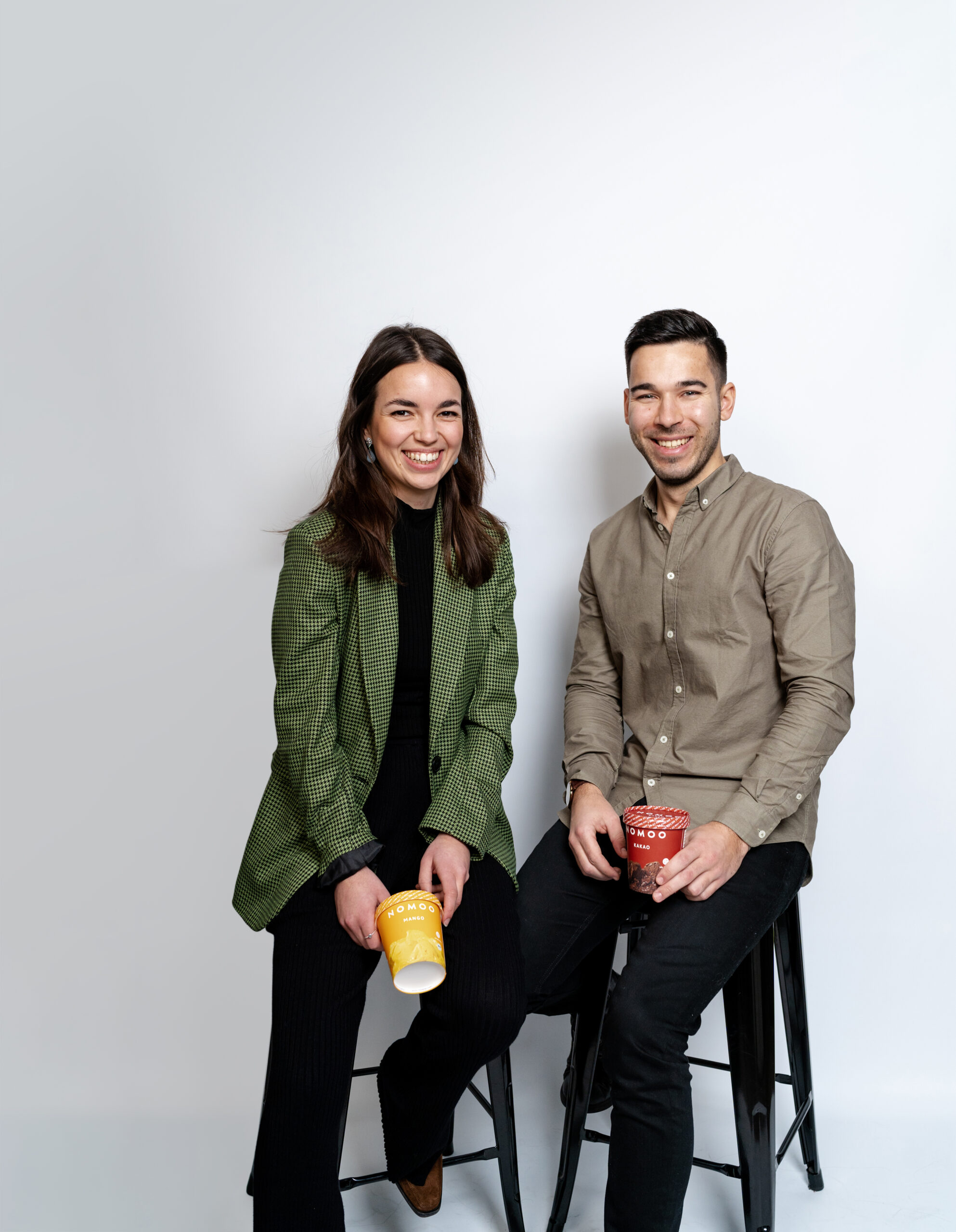 Das Bild zeigt Rebecca Göckel und Jan Grabow, Gründer und Geschäftsführer von NOMOO.