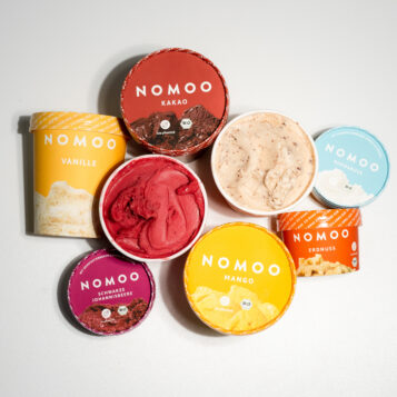 Das Bild zeigt die Eis-Variationen des veganen Bio-Eises von NOMOO.