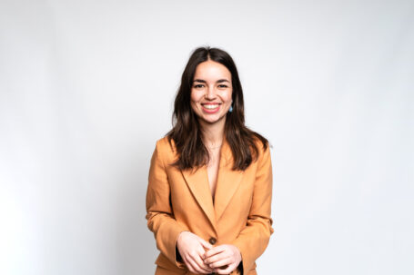 Das Bild zeigt Rebecca Göckel, Gründerin und Geschäftsführerin von NOMOO.