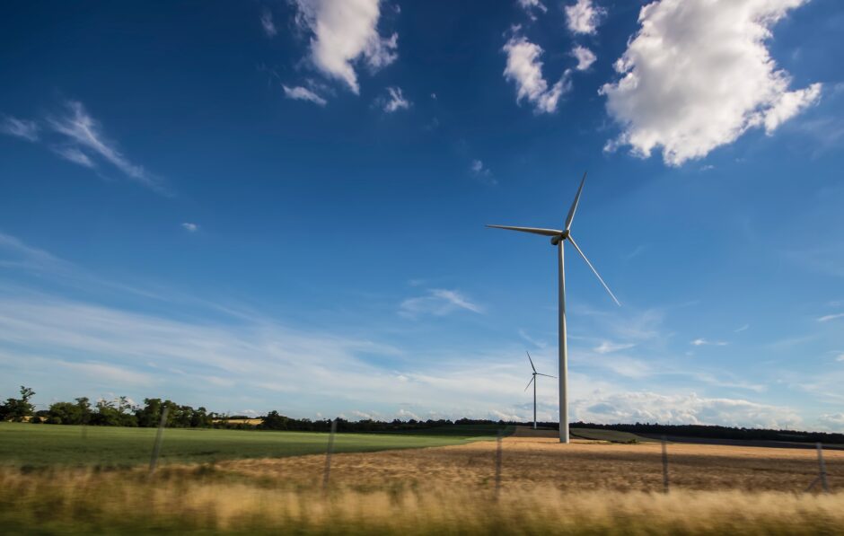 Weiße Windmühle unter blauem Himmel
Foto von musicFactory lehmannsound von Pexelsl