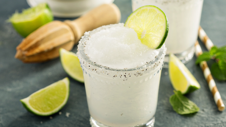 Alkoholfreier Caipirinha mit der NOMOO Sommersorte Limette-Minze