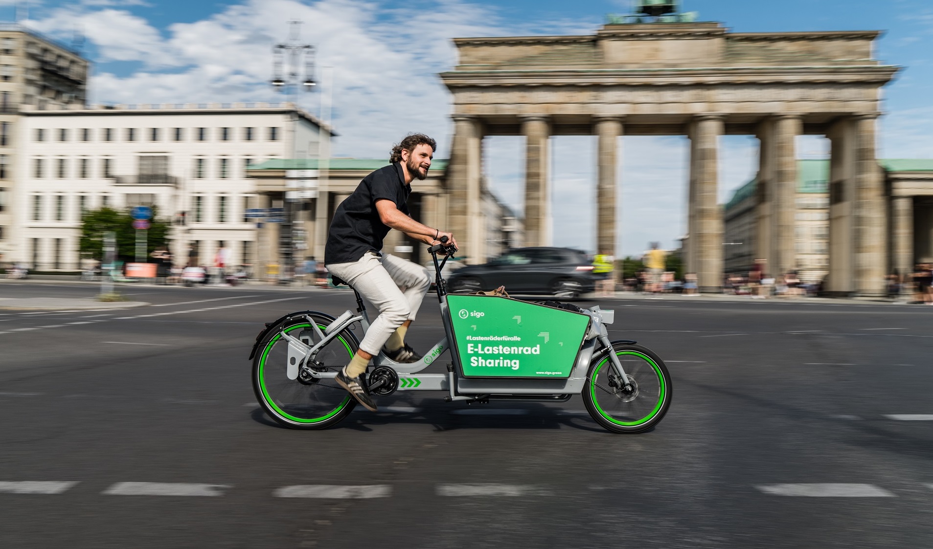 E-Lastenradfahrer vor dem Brandenburger Tor