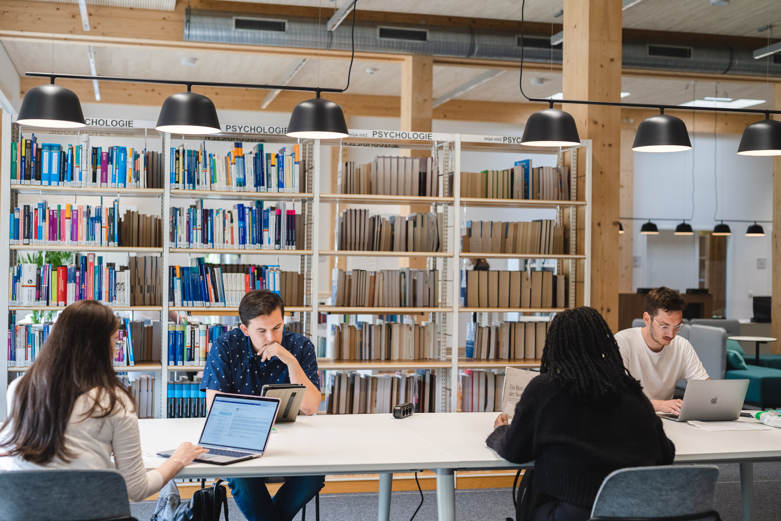 Studierende in einer Bibliothek