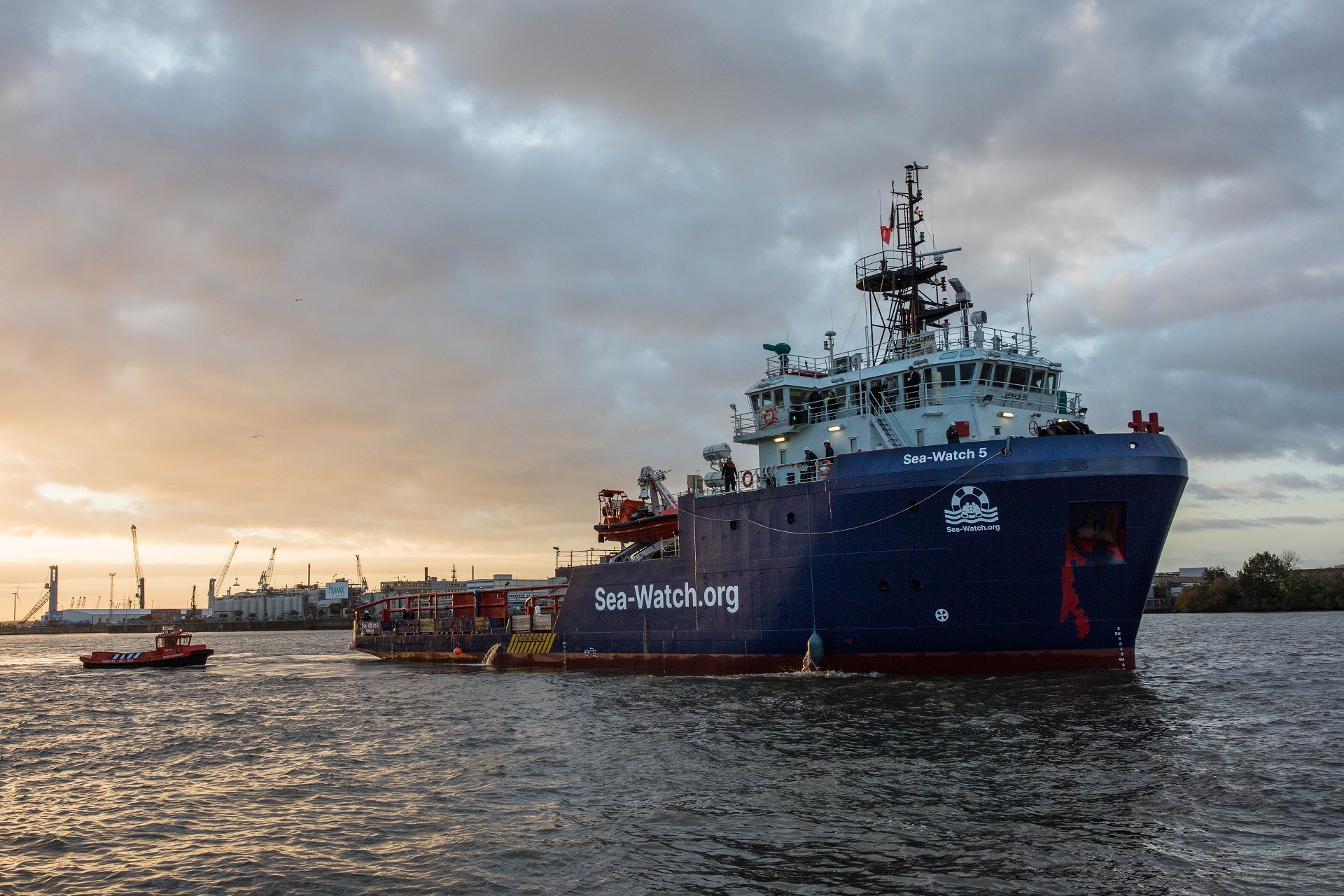 Die Sea-Watch 5 im Hamburger Hafen bei Sonnenuntergang