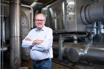 Rainer Carstens vor einer Anlage
