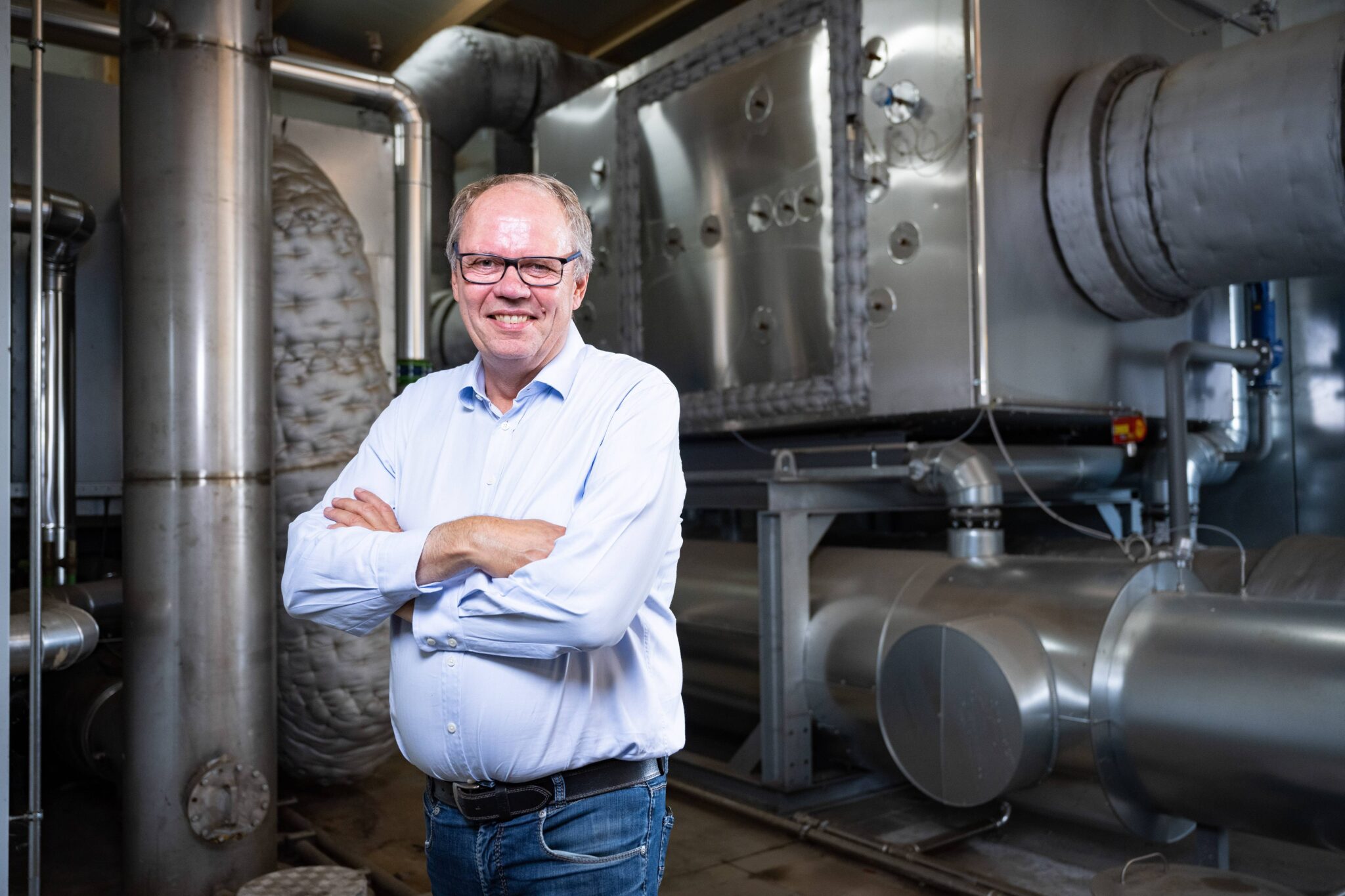 Rainer Carstens vor einer Anlage