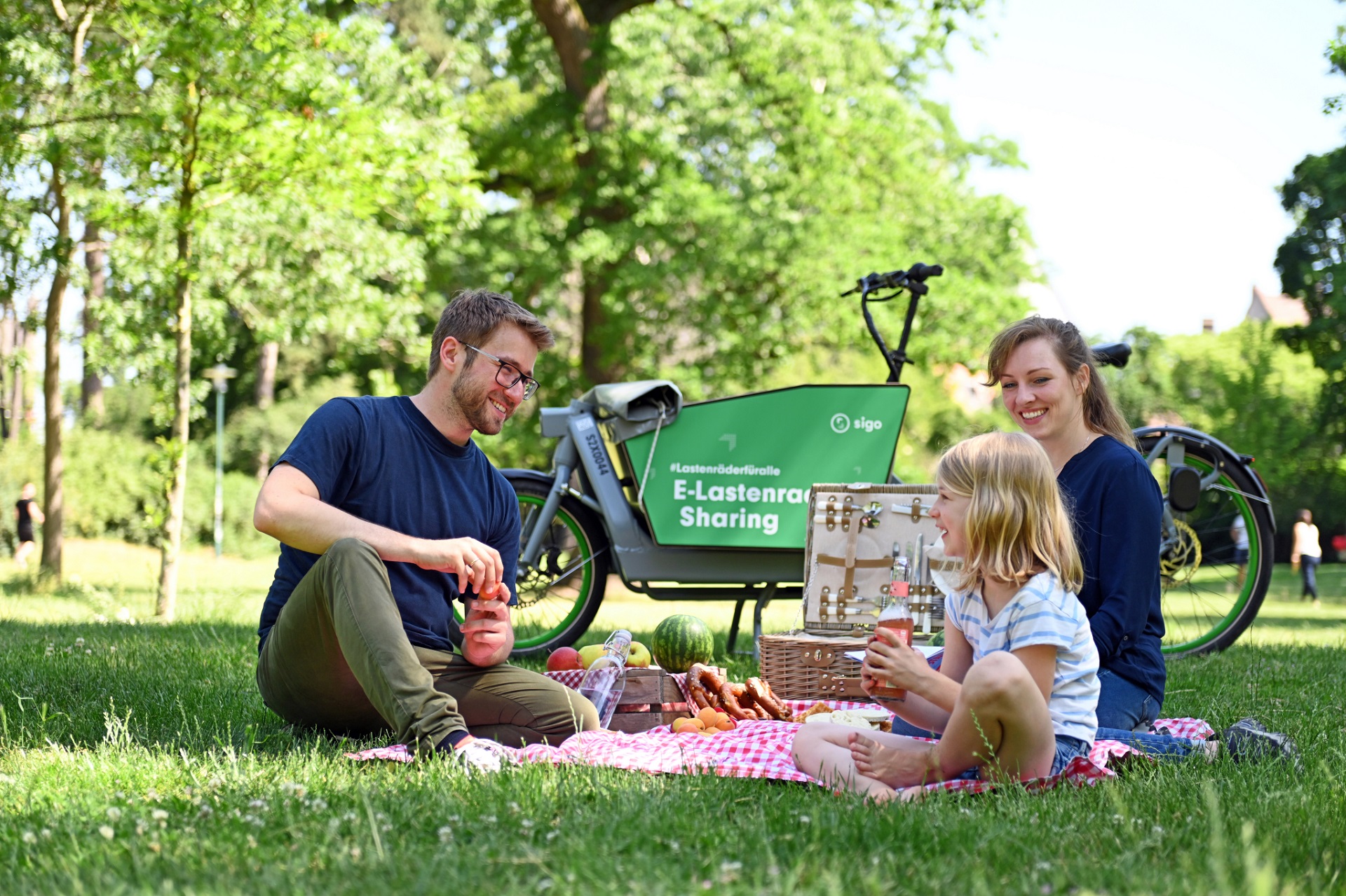 familie mit sigo im park