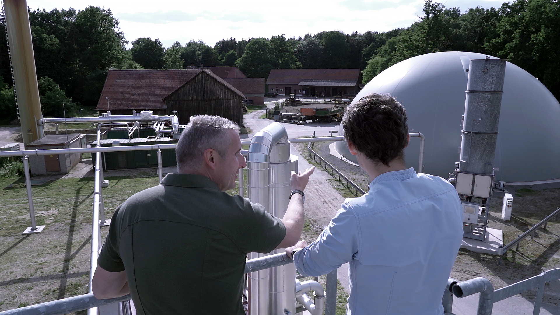 Seitlicher Blick auf die Biomethananlage
