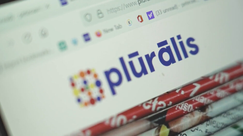 pluralis Schriftzug und Logo