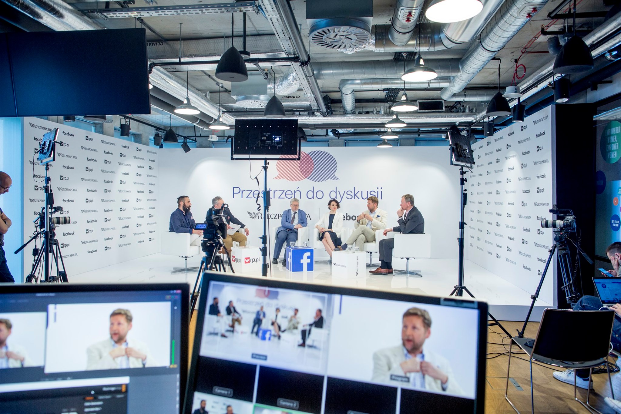 Fernsehstudio in dem 5 Personen diskutieren