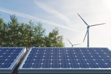 Windrad und Solarpaneel