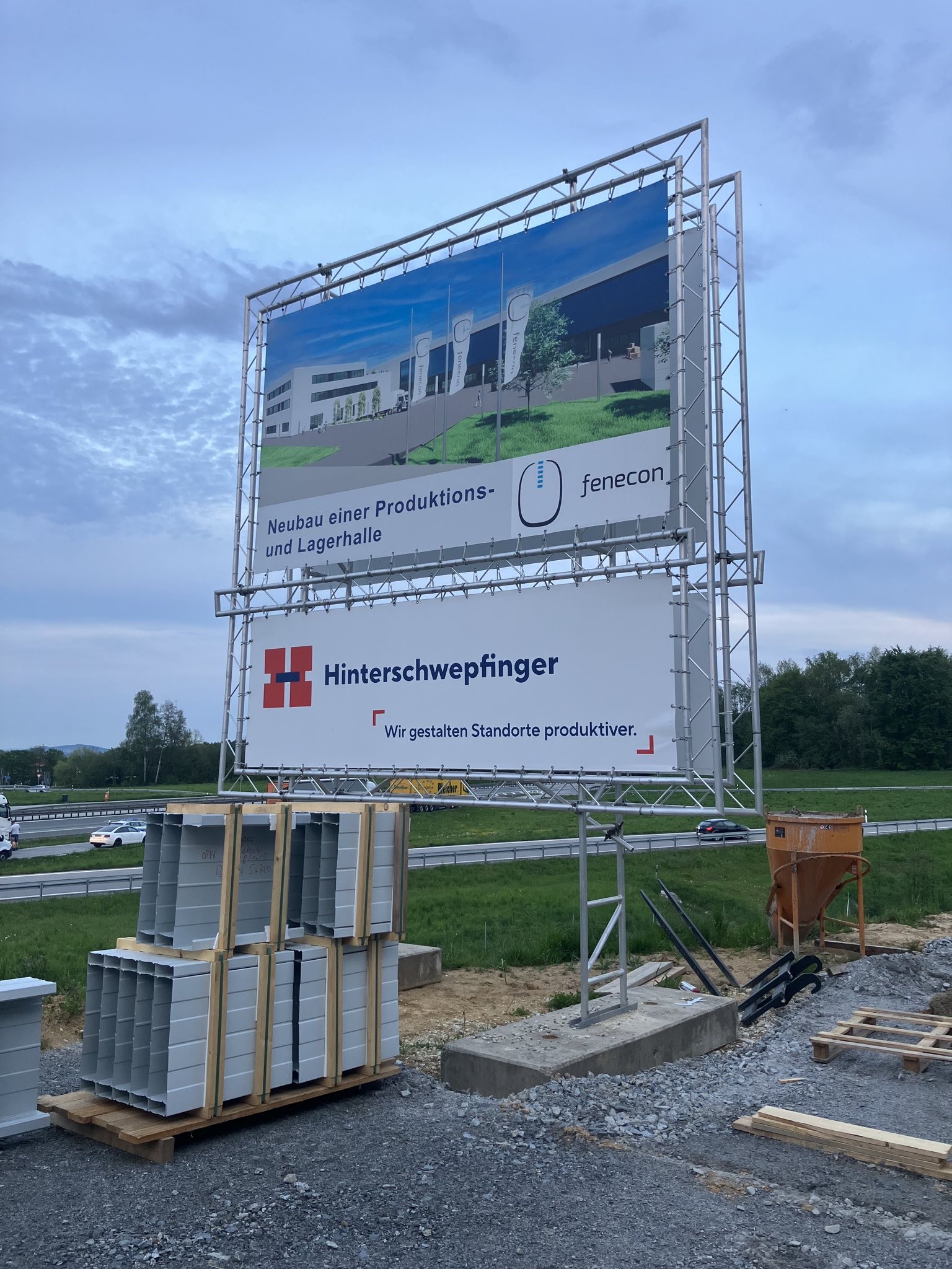 FENECON Bauschild - Eingang zur Baustelle