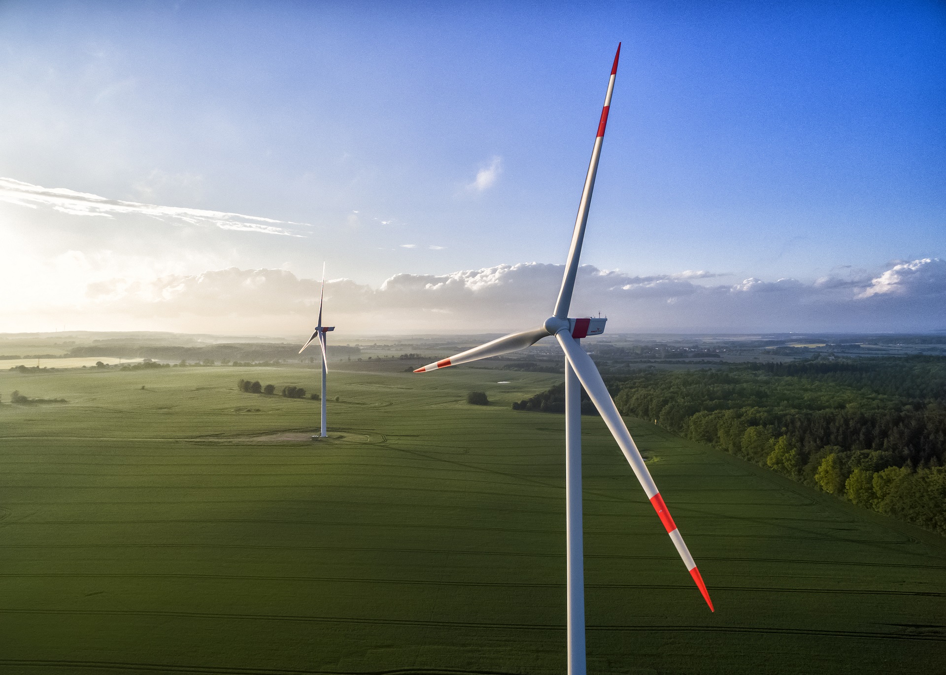Zwei Windräder auf dem Feld