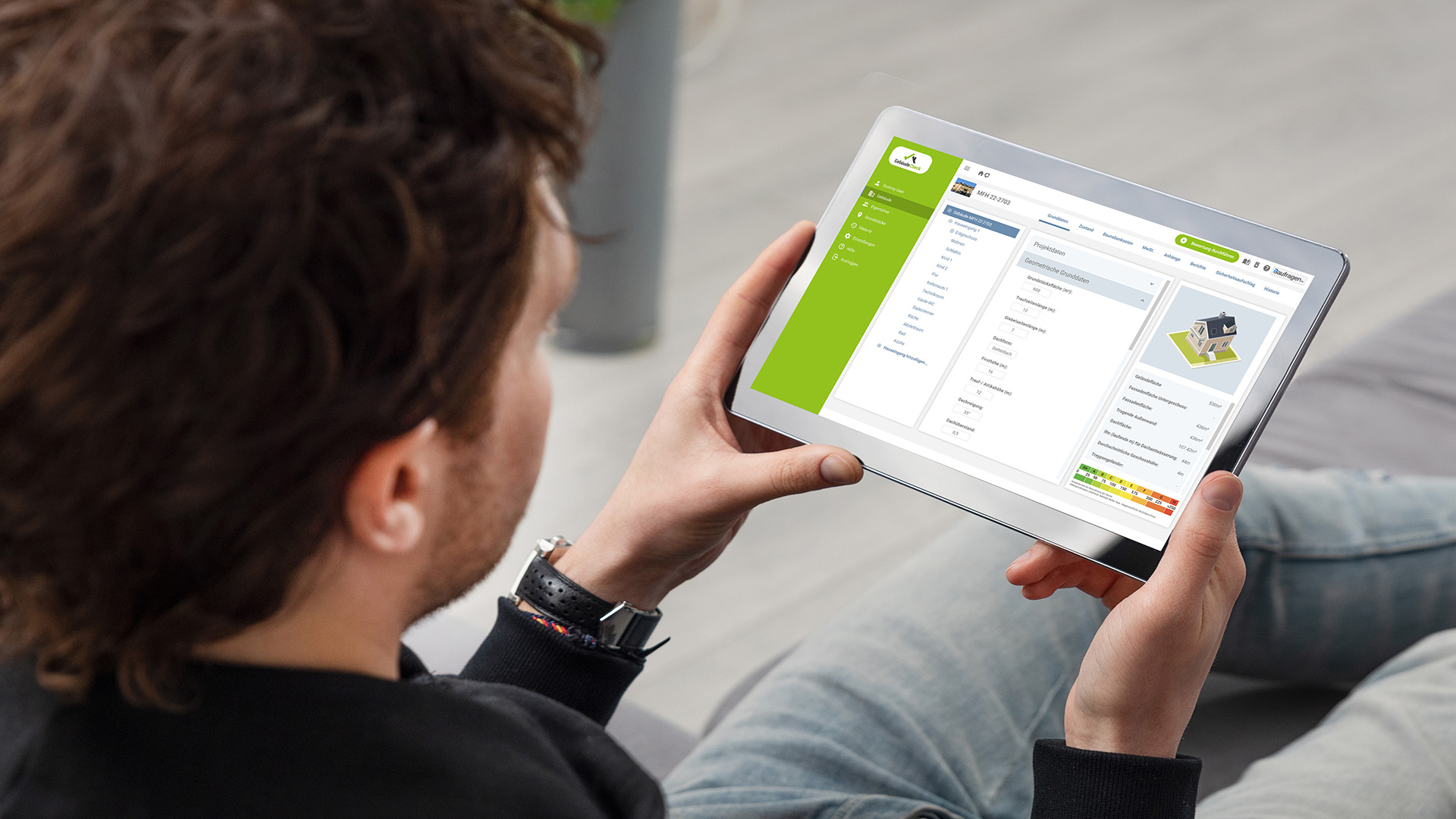 Person mit einem Tablet und der Datenbank von Plan4