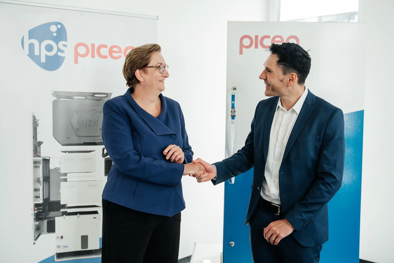 Klara Geywitz, Bundesministerin für Wohnen, Stadtentwicklung und Bauwesen im Austausch mit HPS-Finanzvorstand Jewgeni Elster