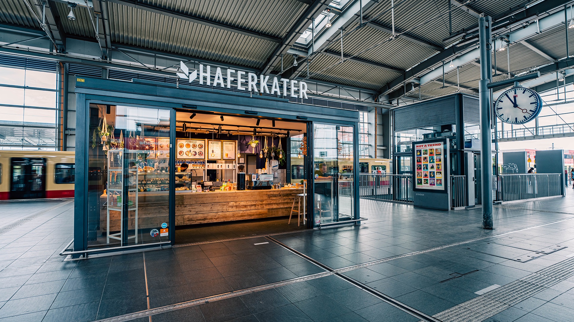 Haferkaterstore an einem Bahnhof