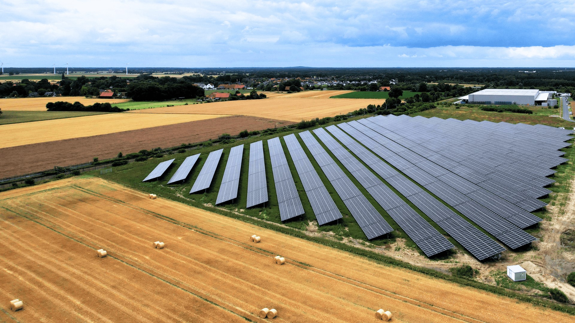 Ansicht der Photovoltaik-Module auf der Fläche in Isenbüttel