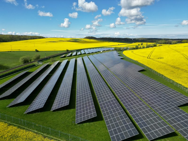 Luftaufnahme des Solarparks Parkentin, umgeben von gelben Rapsfeldern