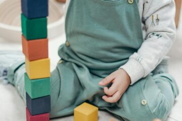 Das Bild zeigt ein spielendes Kind in einer Kindertagesstätte.