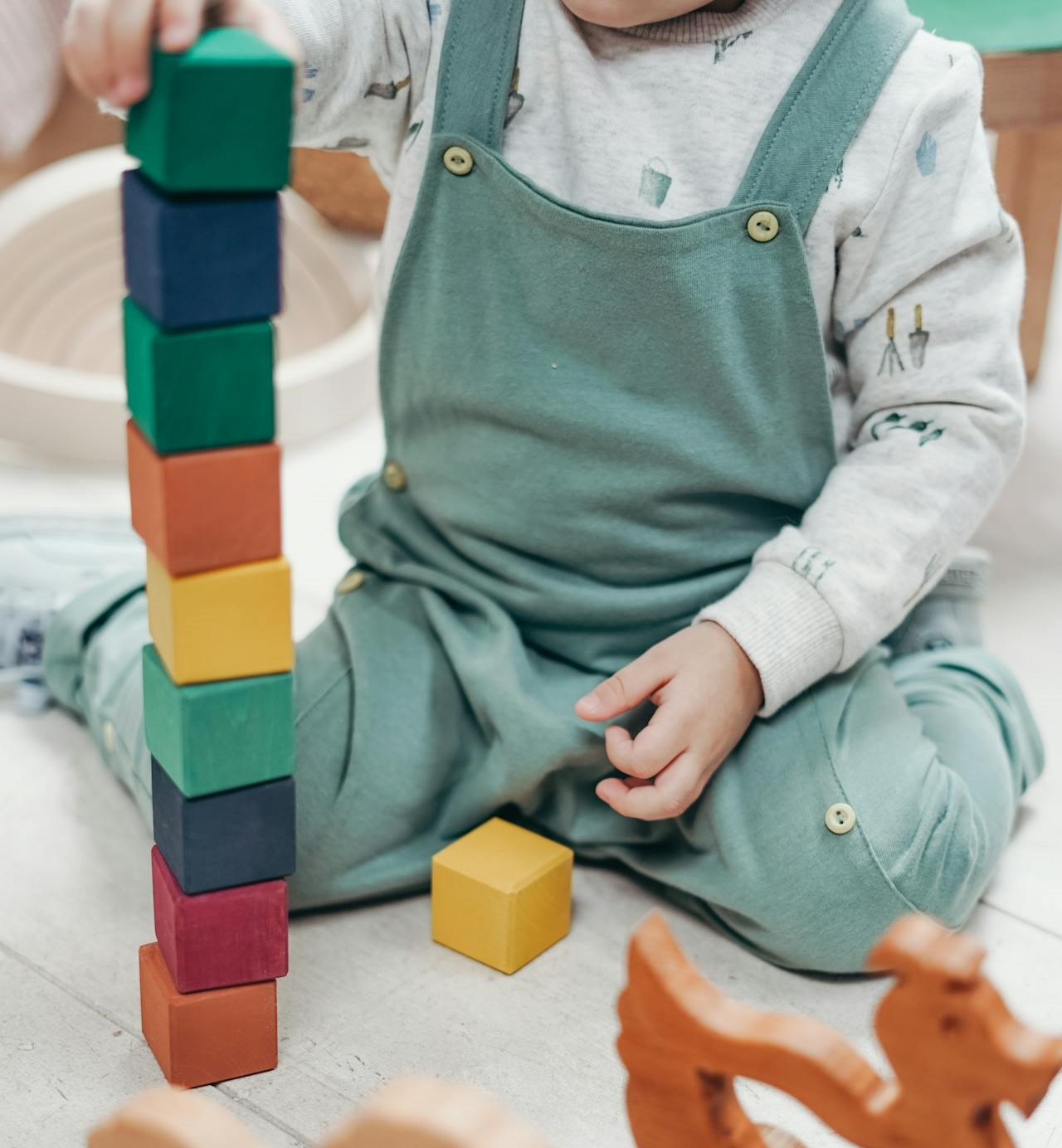 Das Bild zeigt ein spielendes Kind in einer Kindertagesstätte.