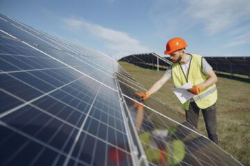 Arbeiter an einer Solaranlage