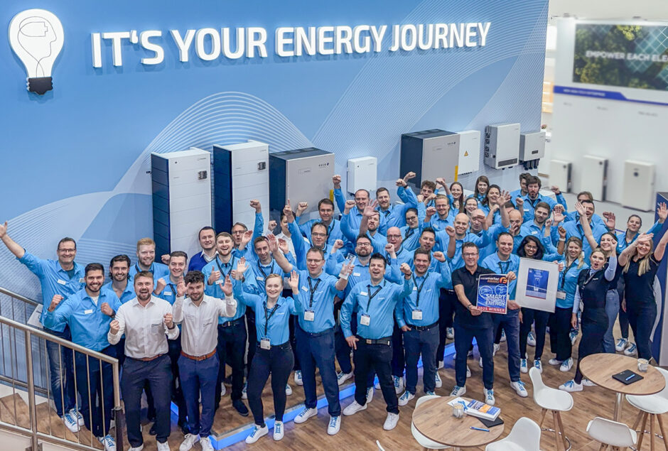Das Messeteam von FENECON auf der ees Europe 2025 mit dem gewonnenen The Smarter E Award für das innovative Energiemanagementsystem FEMS