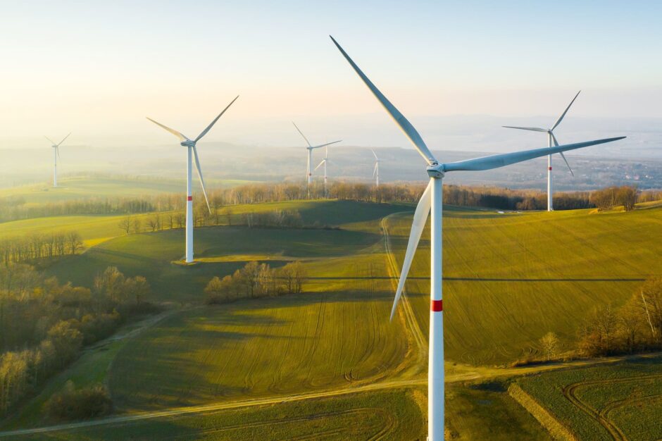 Windpark auf einem Feld